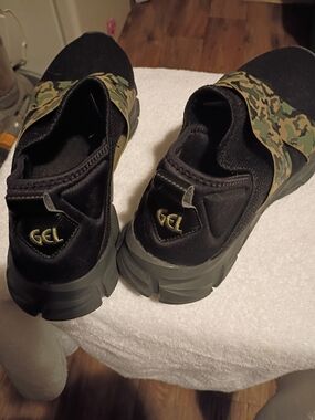 Men's Athletic Slip-On Shoes with Camo Strap - Black/Olive